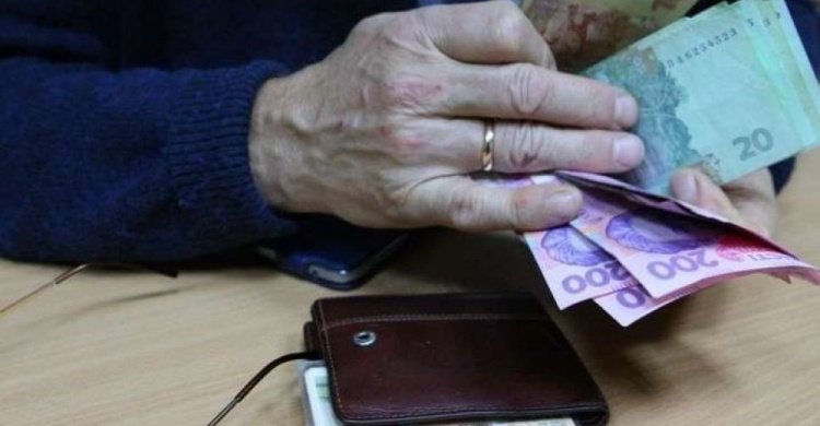Повышение пенсий работающим пенсионерам: кому добавят и как сосчитать на примере
