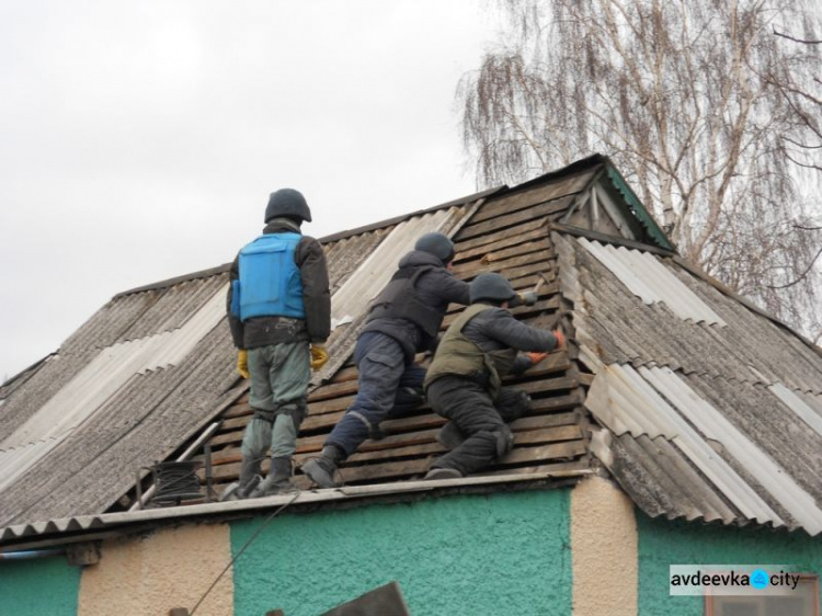 Бойцы ГСЧС устраняют последствия обстрелов в Авдеевке (ФОТО)