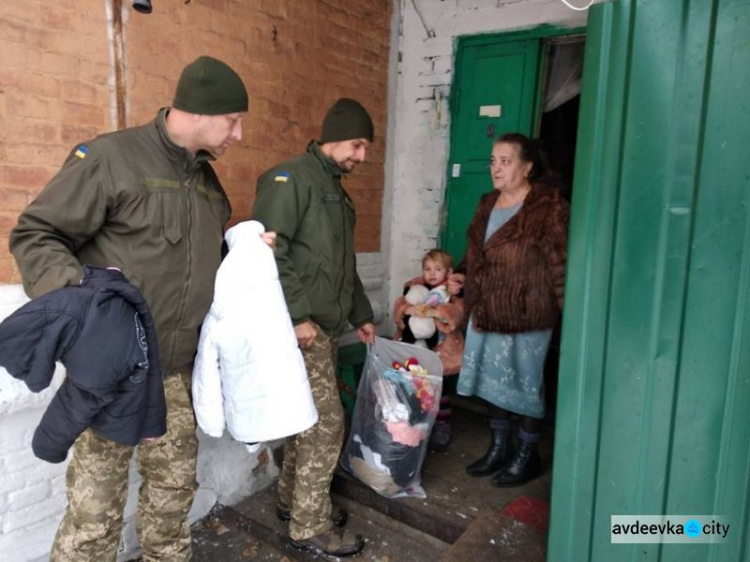 Офицеры группы Cimic Avdeevka доставили помощь военным и мирным жителям (ФОТО)
