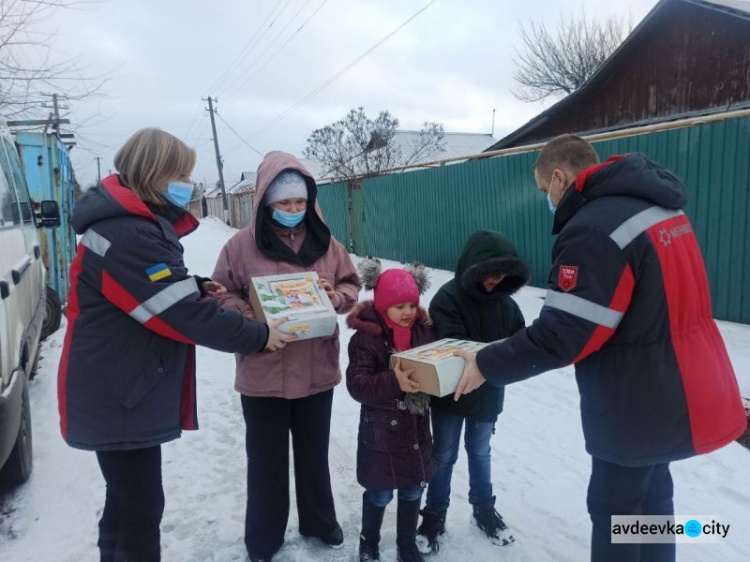 В гости с подарками: авдеевские коксохимики навестили маленьких жителей села Ласточкино