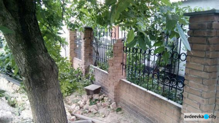 Дом и автомобиль повреждены  в результате взрыва снаряда в  прифронтовой Авдеевке (ФОТО)