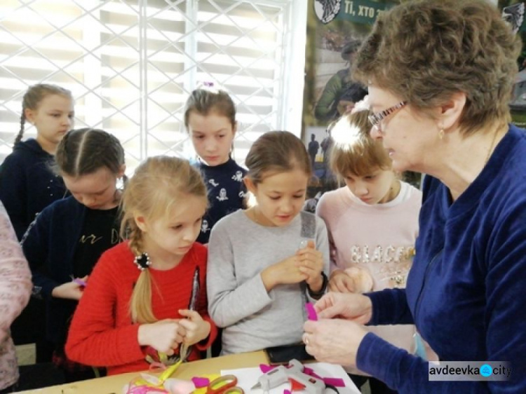 Детвора в Авдеевке творила  "Цветы свободы" (ФОТО)