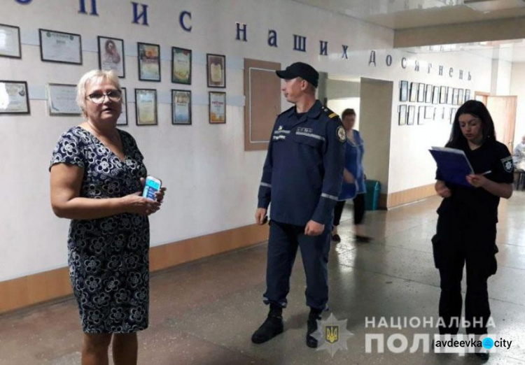 Полиция и взрывотехники прошерстили  классы, подвалы и  чердаки школ на Донетчине