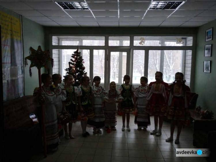Авдіївські колядники завітали до місцевої ВЦА (ФОТОФАКТ)