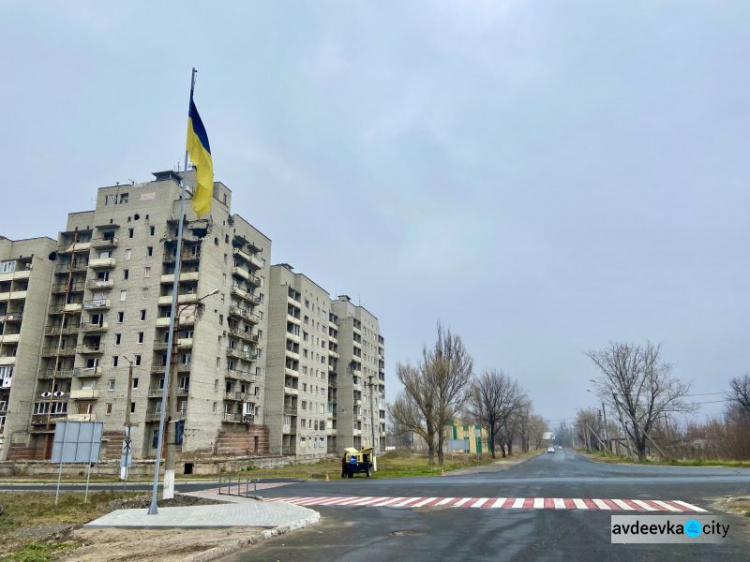 В Авдеевке благоустроили территорию возле главного флагштока (ФОТОФАКТ)