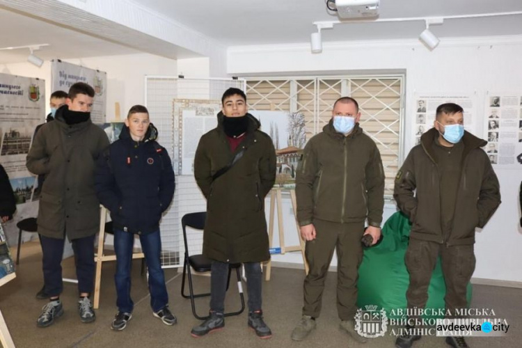 Авдіївці  ознайомилися з виставкою «КРИМ МАНДРУЄ. АВДІЇВКА»