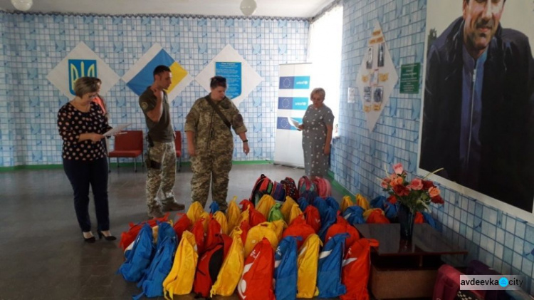 Авдеевские «симики» помогали доставлять воду, игрушки, лекарства и продукты (ФОТО)