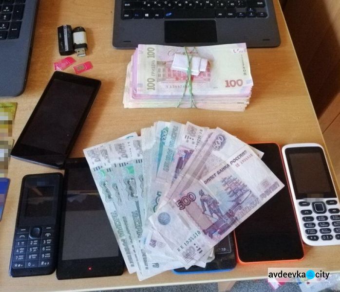 Во время проверок на КПВВ донбасские боевики вставляли в мобильные телефоны граждан Украины шпионское оборудование