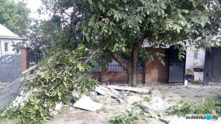 Дом и автомобиль повреждены  в результате взрыва снаряда в  прифронтовой Авдеевке (ФОТО)