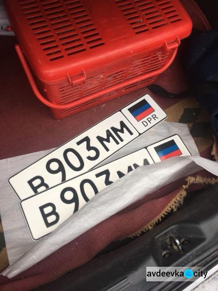 Через донбасский КПВВ пытались проехать с нехорошими знаками (ФОТО + ВИДЕО)
