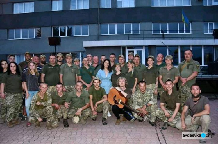 В Авдіївці Злата Огнєвіч заспівала для захисників України (ФОТО+ВІДЕО)