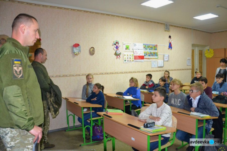 Военные провели Урок мужества в прифронтовой Авдеевке: фоторепортаж