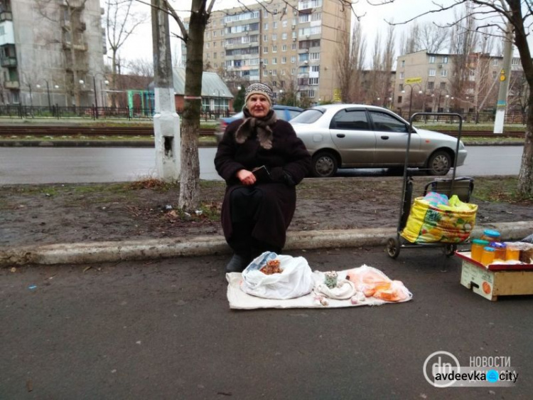 Коляски, цены и раненые дома: фоторепортаж из прифронтовой Авдеевки