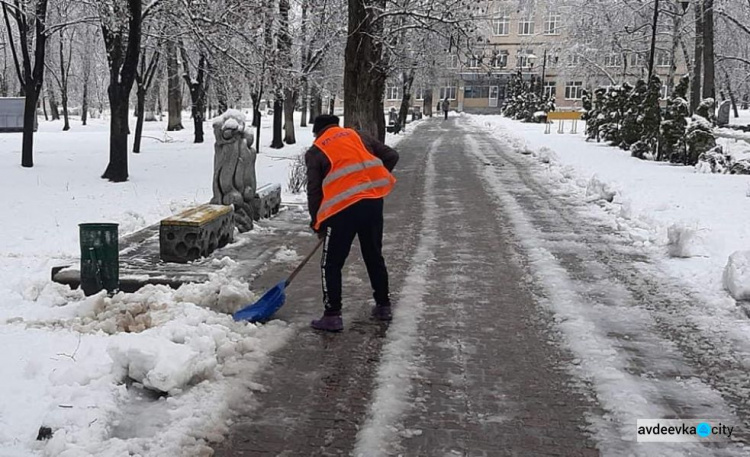 Снігові вихідні: як авдіївські комунальники з негодою боролися (ФОТОФАКТ)
