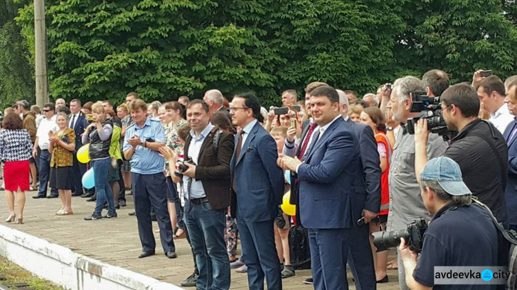 Премьер-министр Владимир Гройсман дал "зеленый свет" поездам в Донецкой области (ФОТО)