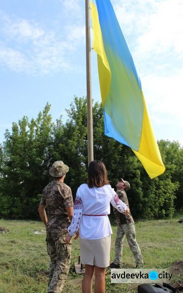 Фотофакт: на въезде в Авдеевку подняли огромный флаг