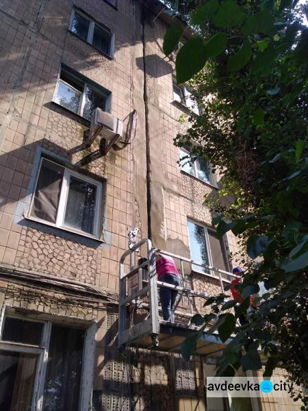 В Авдіївці комунальники ремонтують будинки (ФОТОФАКТ)