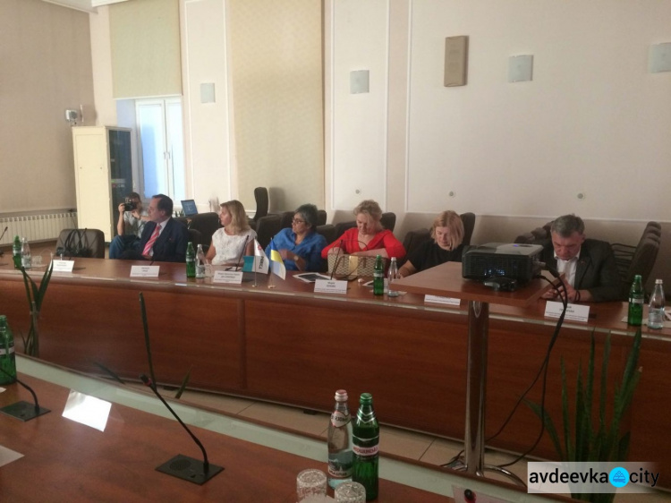 Гендиректор АКХЗ рассказал европарламентариям о работе завода и жизни прифронтовой Авдеевки (ФОТОФАКТ)