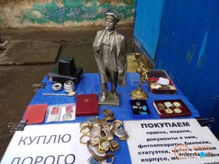 Коляски, цены и раненые дома: фоторепортаж из прифронтовой Авдеевки
