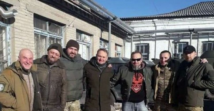 К бойцам на фронт приехал режиссер Руслан Горовый