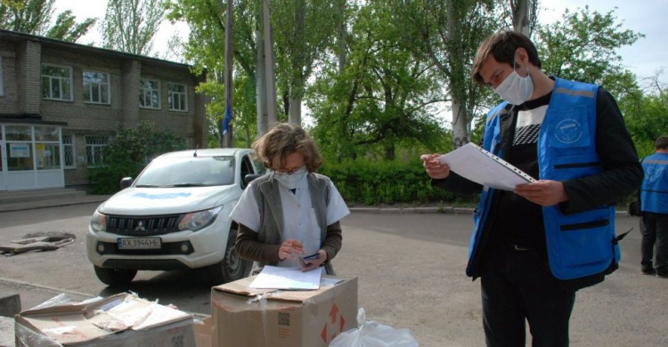 Персоналу авдеевской центральной городской больницы передали средства для защиты от COVID-19
