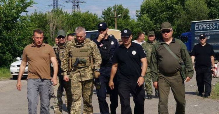 Донбасс: блокпостов станет меньше, командующий ООС проводит проверку