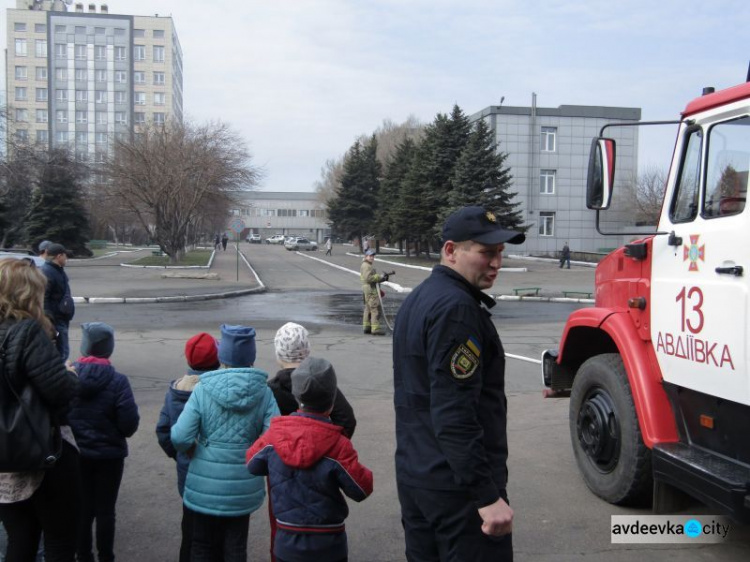 Школьники побывали в гостях у авдеевских спасателей (ФОТОФАКТ)