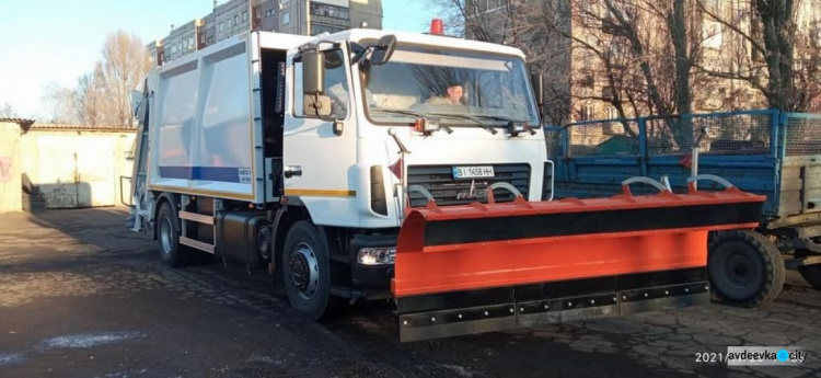 Авдіївські комунальники отримали новий, сучасний сміттєвоз