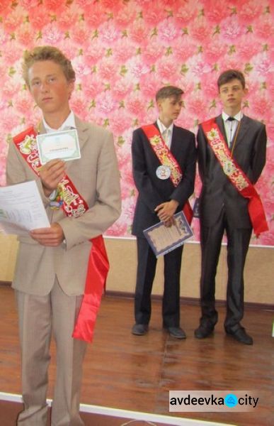 Авдеевских выпускников одели в фирменные костюмы от VORONIN (ФОТОФАКТ)