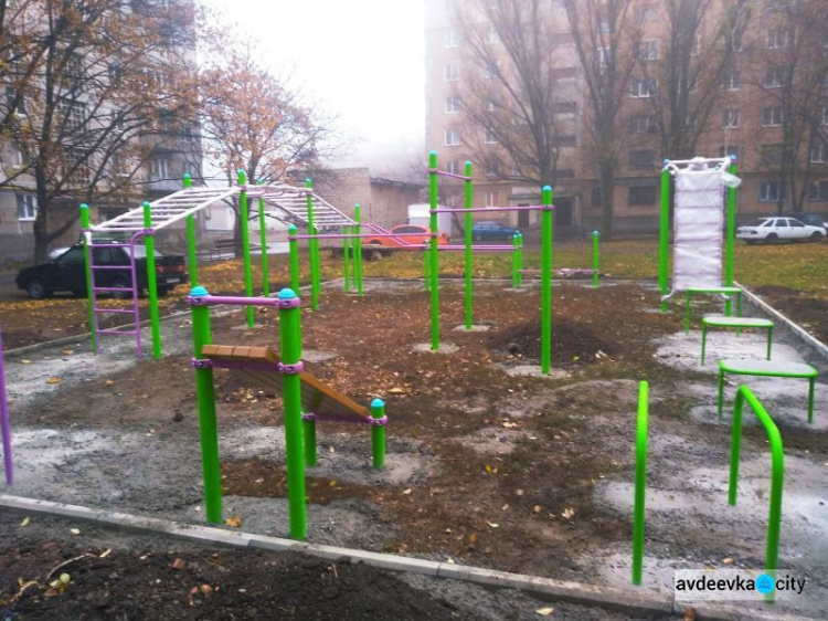 В Авдеевке в рамках президентской программы строят новые спортивные площадки (ФОТОФАКТ)