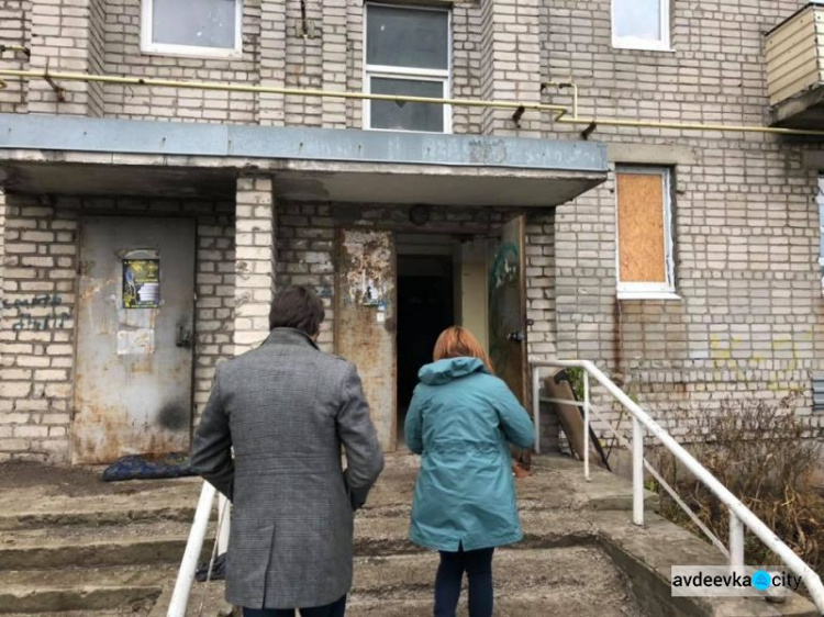 Разбитый обстрелами и находящийся в опасном месте дом в Авдеевке признали пригодным к проживанию (ФОТО)