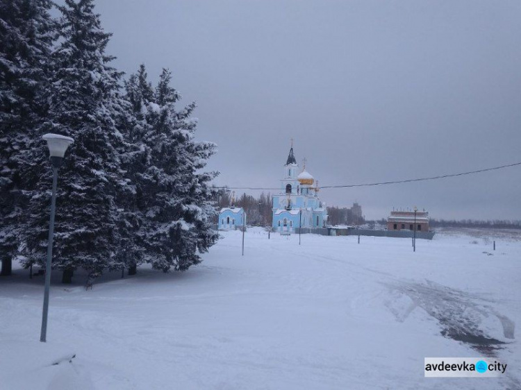 Запорошенная Авдеевка: коммунальщикам - работа, детям - забава (ФОТОРЕПОРТАЖ)