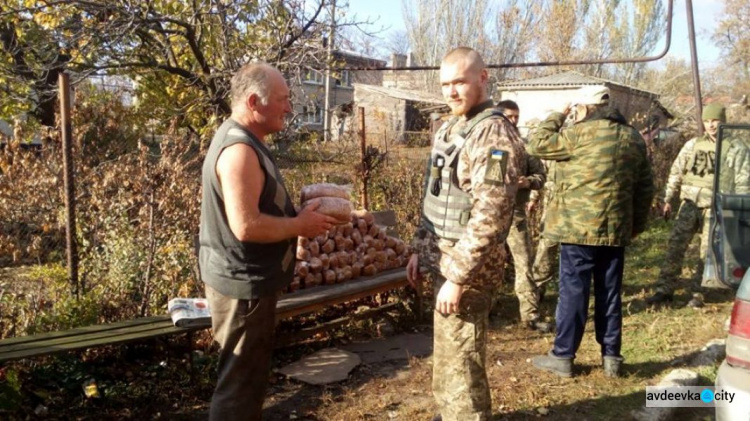 Авдеевские "симики" доставили в больницу хирургические нити, а в прифронтовые поселки – хлеб и воду