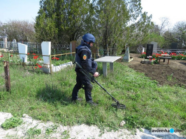 Ангелы-хранители Донбасса: они спасают от опасностей под ногами (ФОТО + ВИДЕО)