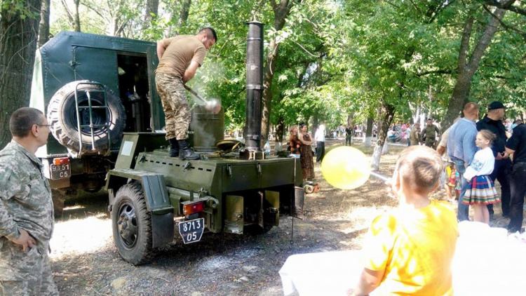 Авдеевцы выстроились в очередь за ароматной солдатской кашей (ФОТОФАКТ)