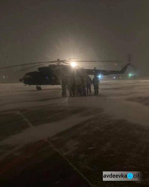 Военный вертолет в метель эвакуировал в больницу Днепра ребенка из Донецкой области (ФОТО)