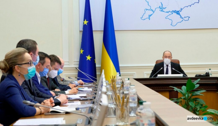 Кабмин выделил дополнительную соцпомощь украинцам: кто и сколько получит