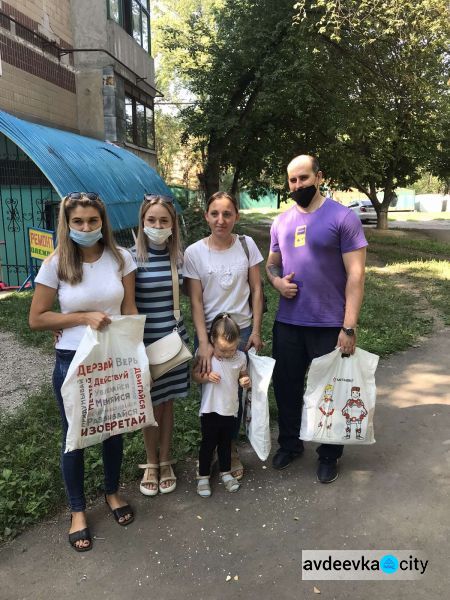 Молодежь АКХЗ помогла собрать детей в школу
