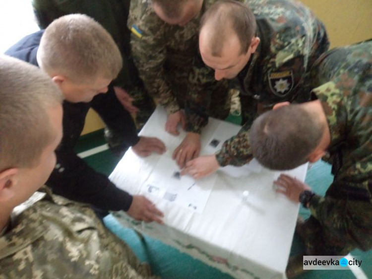 Школярі та поліцейські змагалися у пострілах з луку, їжі каші та акторській грі (ФОТО)