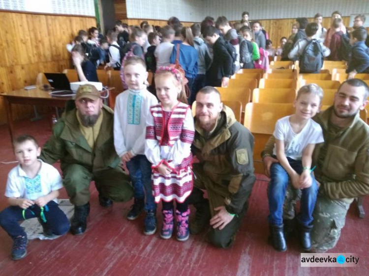 Школярі красиво і патріотично привітали добровольців (ФОТО)
