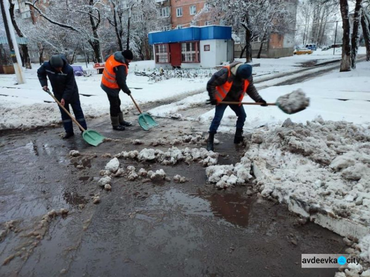 Снігові вихідні: як авдіївські комунальники з негодою боролися (ФОТОФАКТ)