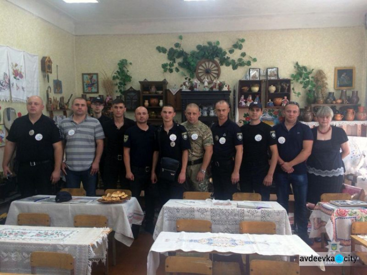 Приезжих стражей порядка погрузили в историю Авдеевки (ФОТО)
