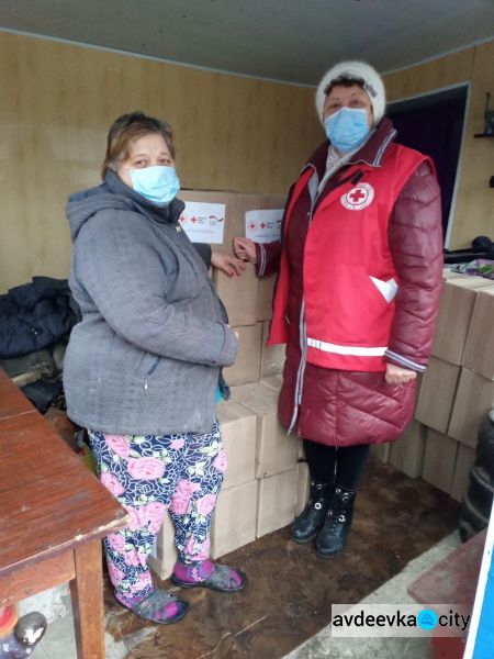 Кому в Авдеевке дали гуманитарную помощь от «Общества Красного Креста Украины»