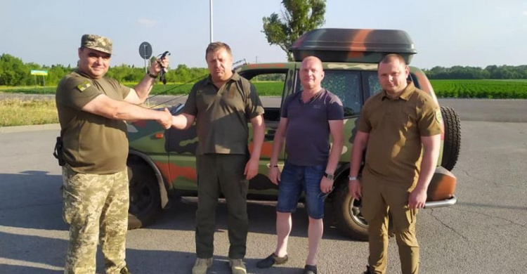 Мешканці Львівщини привезли позашляховик для потреб Авдіївки