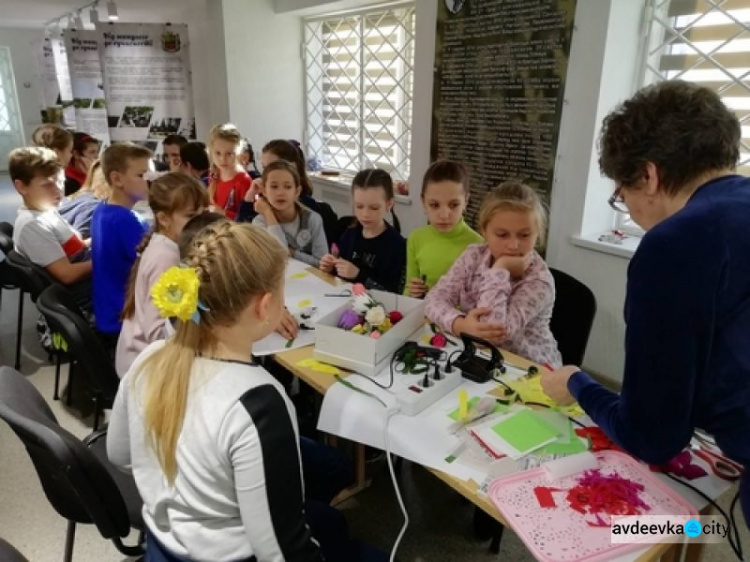 Детвора в Авдеевке творила  "Цветы свободы" (ФОТО)