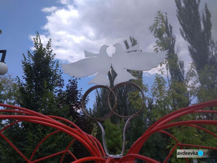 В центре Авдеевки появился культурный объект для влюблённых: ФОТОФАКТ