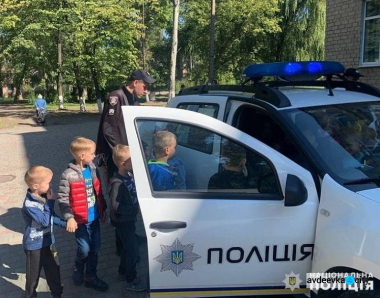 Авдіївські поліцейські нагадали школярам про правила поведінки на дорозі