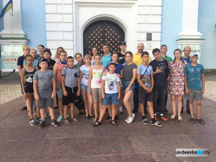Авдеевские подростки отправились на оздоровление в Закарпатье (ФОТО)