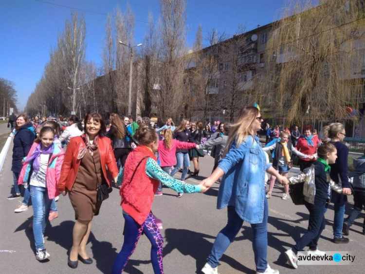 В Авдеевке кормили особенной кашей, слушали Жадана, учились рисовать и проводили опыты (ФОТО)