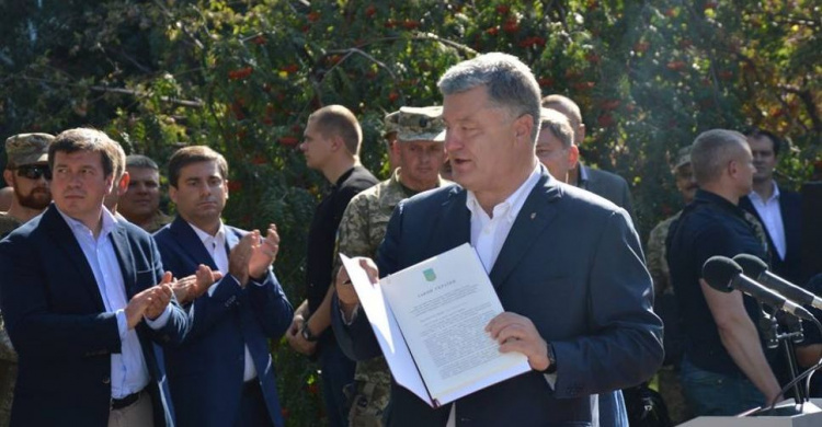 Важный для украинских военных закон Президент Украины подписал в прифронтовой Авдеевке (ФОТОФАКТ)